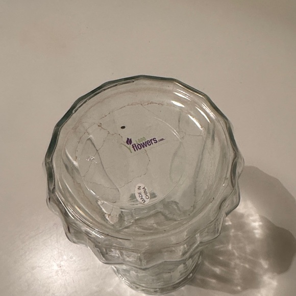 Elegant Clear Glass Vase - Picture 3 of 3